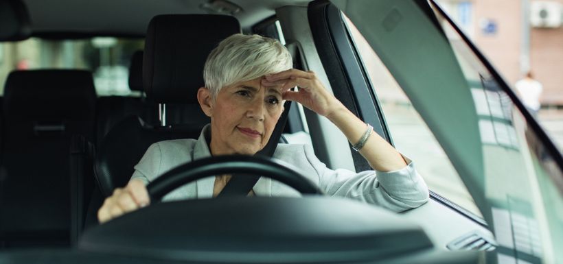 femme angoissée au volant